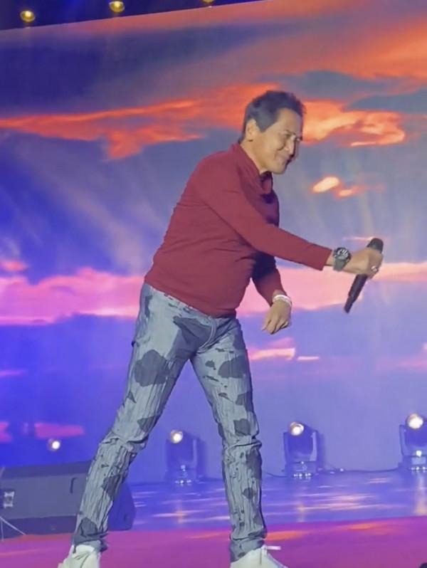 61歲齊秦商演撈金，挺大肚腩獨唱名錶搶鏡，彎腰與女粉握手人氣高