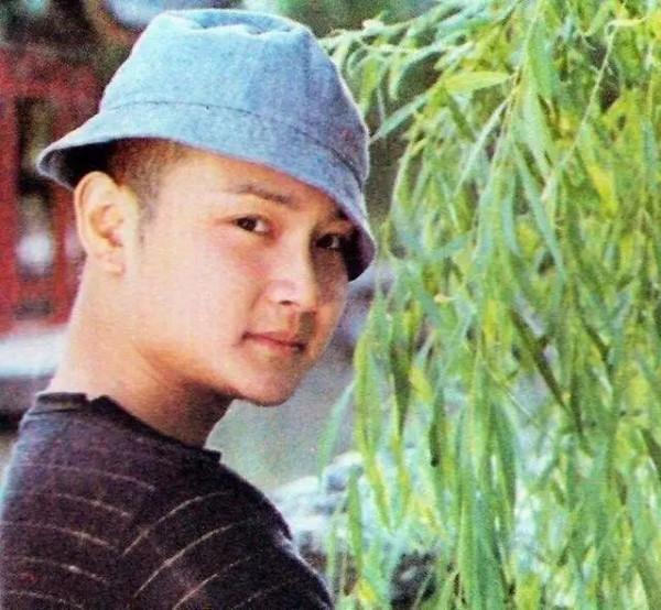 歐陽奮強：23歲飾演賈寶玉爆紅，27歲娶初戀，兒子早逝內心鈍痛