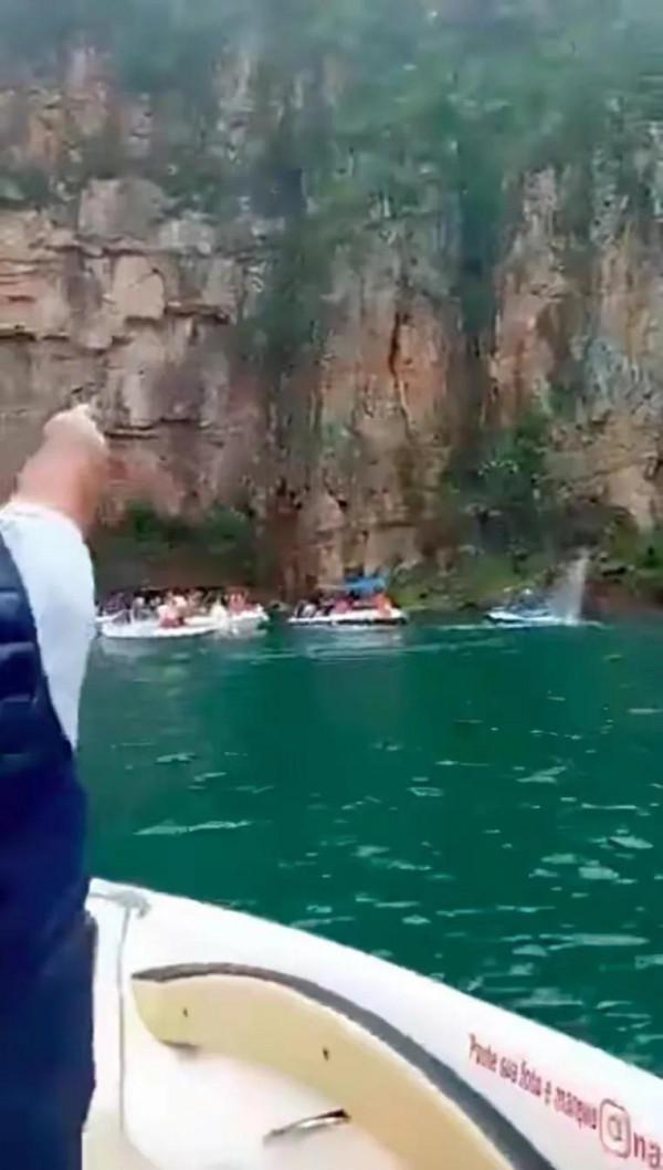 巴西懸崖巨石跌落砸旅遊船，致7死3失蹤