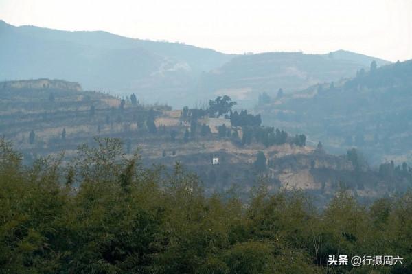 巴蜀奇人隱居山西農村，用塑膠布搭房過冬，看活成啥樣