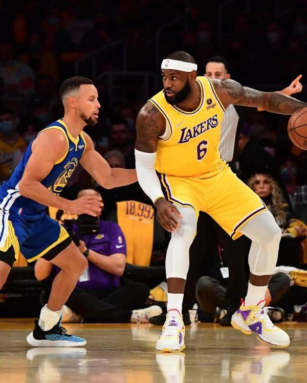 NBA 新賽季球鞋上腳!哈登上腳曝光「下一代」戰靴 NBA 新賽季球鞋上腳!哈登上腳曝光「下一代」戰靴