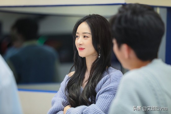 趙麗穎重回“孃家”！穿499T恤配3百開衫超節約，眾人圍繞太受寵