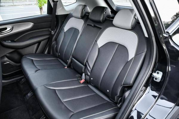 榮威eRX5：插電式混合動力，配1&period;5T&plus;AMT，造型時尚，售價16&period;28萬