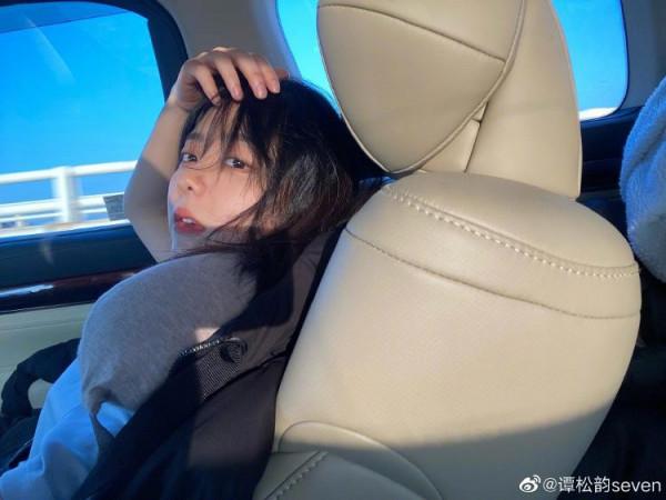 譚松韻曬車內隨拍 甜笑wink暖化人心