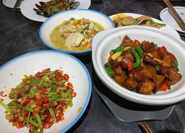 新店試營業，3個人去嚐鮮，吃完飯結賬後，朋友說：有點不划算