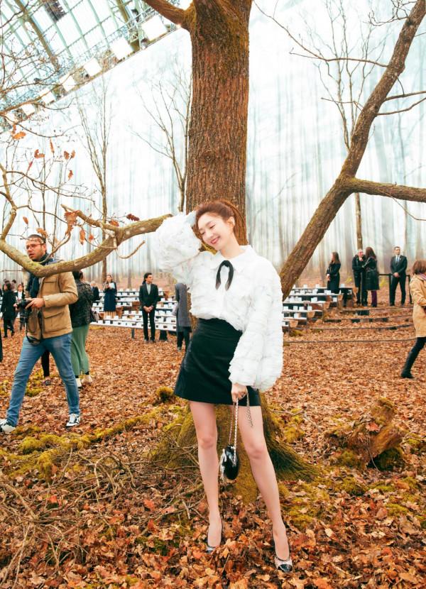 江疏影一襲白裙亮相金雞獎，盡顯牛奶肌好身材，白到發光