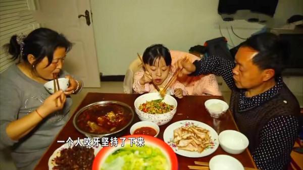 家裡丟了8000塊,母親懷疑是保姆,女兒瓷娃娃力證不是他 家裡丟了8000塊,母親懷疑是保姆,女兒瓷娃娃力證不是他