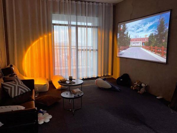 住進毛坯房的年輕人：屋內灰土掉渣漏雨，父母減少催婚次數