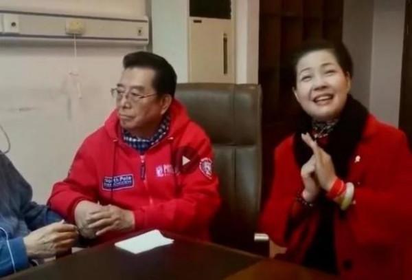 82歲李雙江飯局秀歌技,打扮儒雅沒白髮仍精神,妻子撇嘴不捧場 82歲李雙江飯局秀歌技,打扮儒雅沒白髮仍精神,妻子撇嘴不捧場