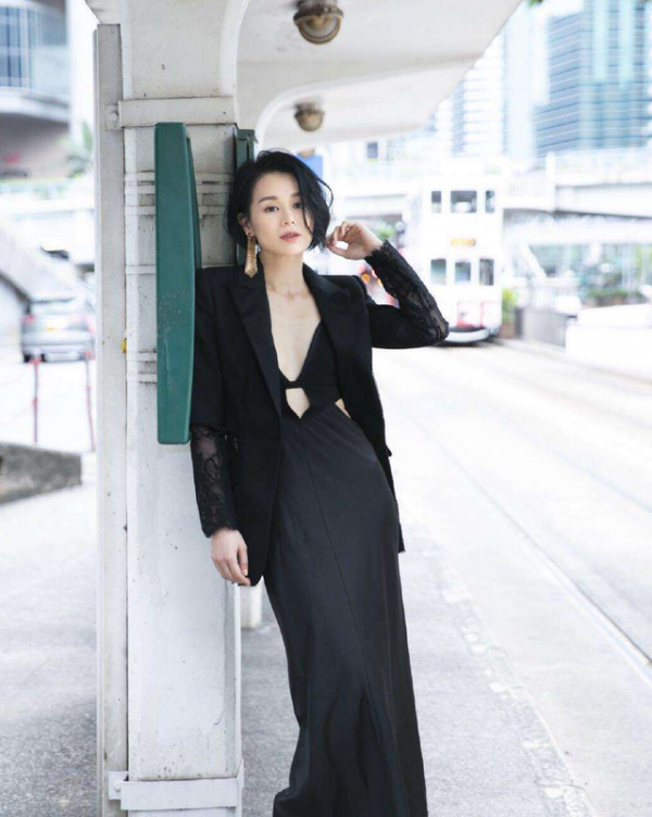 胡杏兒攜老公出席活動，淑女風打扮優雅卻不適合她，老公真帥