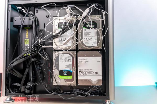 艱難加裝機械硬碟的後續、我給喬思伯I400機箱內塞了四塊硬碟