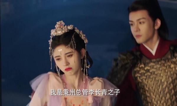 造型不夠掛墜來湊，鞠婧禕古裝標配：愛豆妝+掛墜，雞毛也當髮飾
