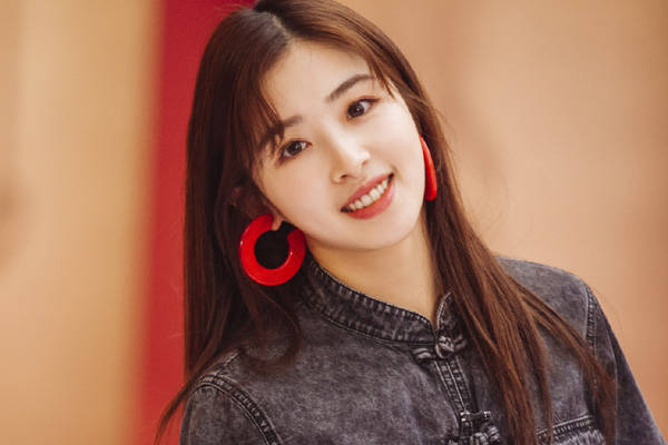 張含韻再度上央視晚會舞臺，採訪時穿著綠色仙女裙，直言很是激動