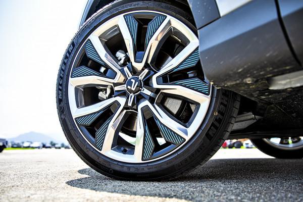 智駕開箱丨底盤和操控是給我最大的驚喜,場地試駕上汽R汽車MARVEL R 智駕開箱丨底盤和操控是給我最大的驚喜,場地試駕上汽R汽車MARVEL R