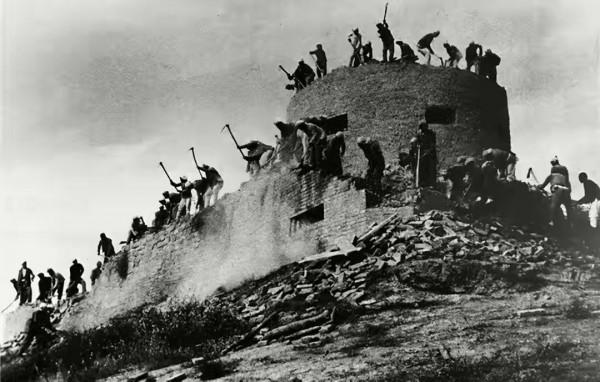 毛主席因一篇《論持久戰》足以稱為戰略大師，這篇文章厲害在哪？