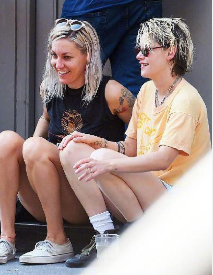 小K和女友出街秀恩愛,丸子頭搭染色墨鏡太帥,相戀2年感情穩定 小K和女友出街秀恩愛,丸子頭搭染色墨鏡太帥,相戀2年感情穩定