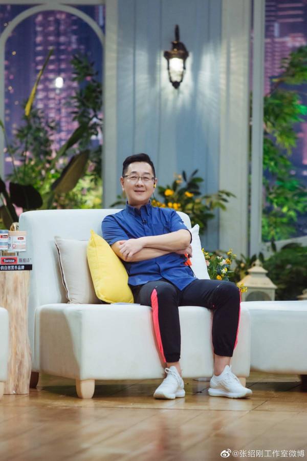 50歲張紹剛轉型拍戲,中場休息被3位助理服侍,與曾黎搭檔引期待 50歲張紹剛轉型拍戲,中場休息被3位助理服侍,與曾黎搭檔引期待