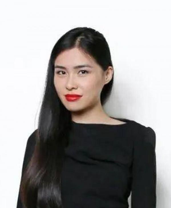 嫁入歐洲的首位中國王妃，相貌平平卻迷倒王子，如今一家定居中國