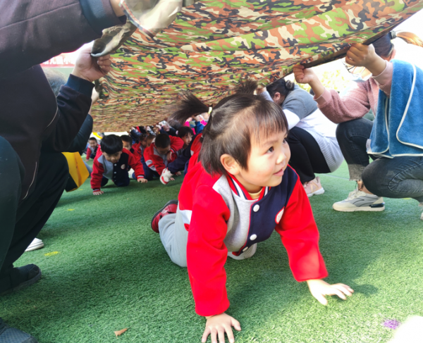 沐浴初冬暖陽 運動伴我成長——石化一幼舉行小班組親子運動會