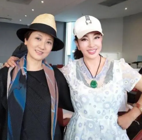 鄧婕：與張國立結婚33年，她看到了丈夫的白髮和心痛