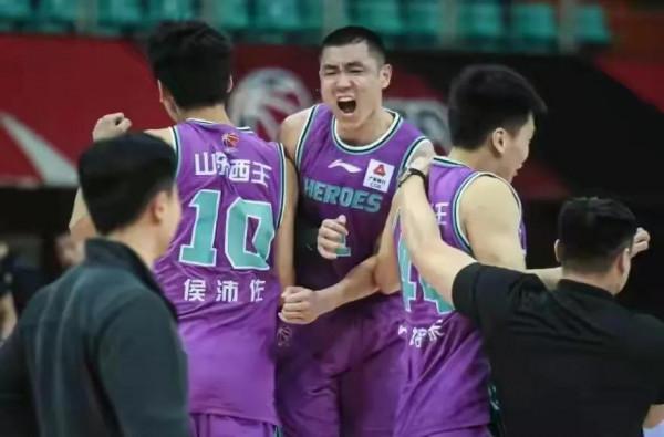 內線陶漢林獨挑三塔，外線小高領銜，山東戰新疆勝算幾何