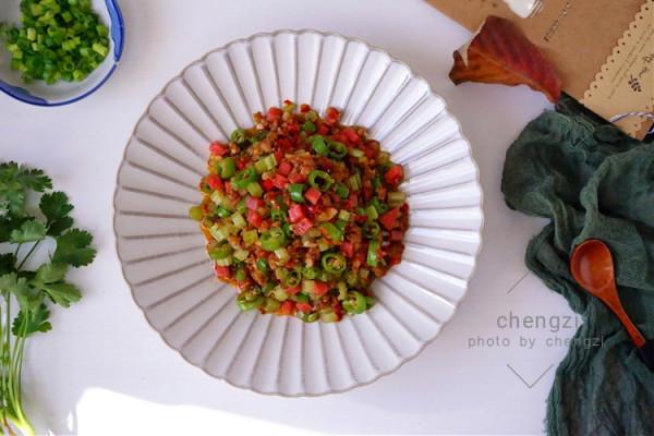 4種食材巧搭配，切碎簡單一炒，比大魚大肉饞人，拌米飯能吃兩碗