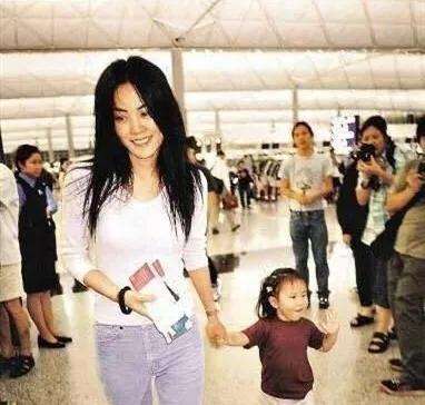 王菲前夫竇唯：兩次離婚最對不起女兒，兩份嫁妝背後是深沉的父愛