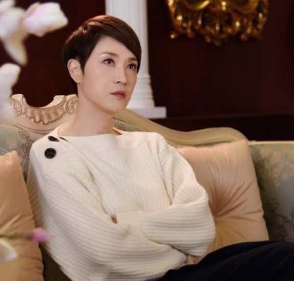 陳法蓉55歲仍光彩照人，穿亮片毛衣時尚減齡，中年女性真該學一學