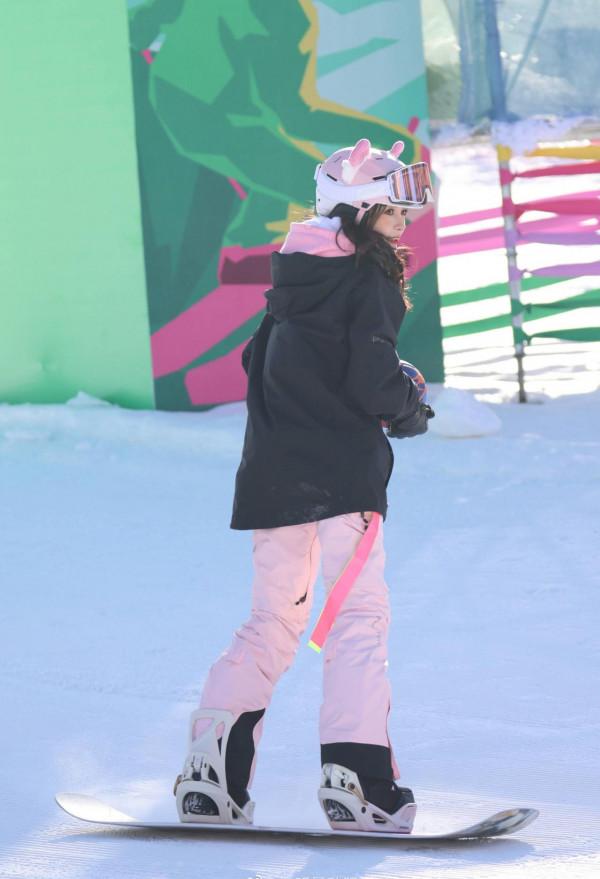 楊穎最新滑雪造型清新十足 戴粉色頭盔可愛軟萌