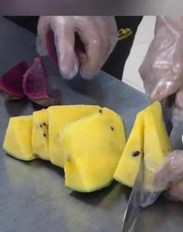 北極熊過大年，也吃上餃子啦！網友：給熊哥把酒滿上，越喝越有