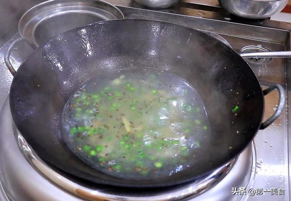 白菜和草魚一起做，原來這麼好吃，掌握這個關鍵，湯汁濃白鮮香