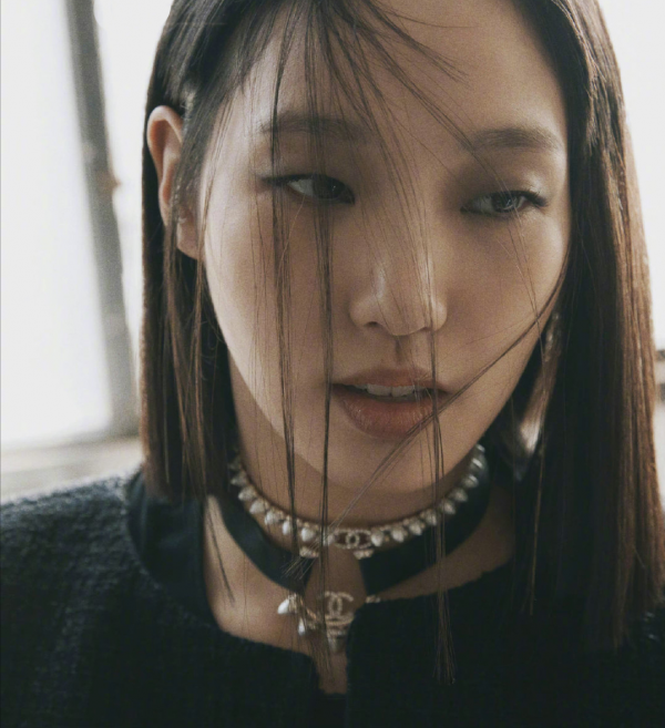 單眼皮女神金高銀登雜誌封面,漁網襪秀漫畫腿,挑戰朋克風超惹眼 單眼皮女神金高銀登雜誌封面,漁網襪秀漫畫腿,挑戰朋克風超惹眼