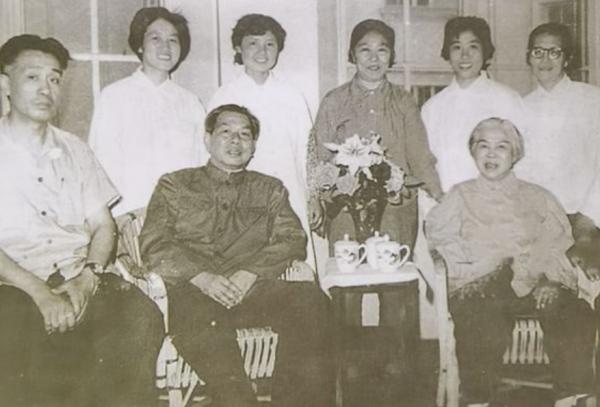 毛主席最愛的外孫，卻一年只能見外公一次，也沒能見主席最後一面