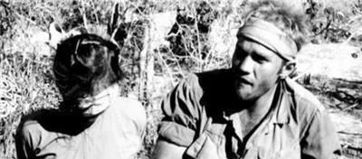 越戰舊照：被俘虜的越南女兵已放棄反抗，圖4美軍在戰場上跳舞