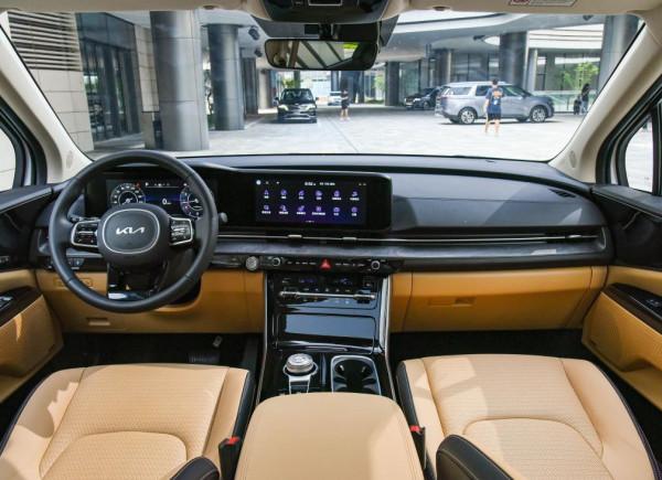 家裡人口多，買MPV更合適，可以看看這兩款，安靜舒適還省油