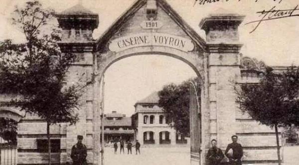 解放軍進入北平那一天,紅旗插遍了“華人禁止入內”的東交民巷 解放軍進入北平那一天,紅旗插遍了“華人禁止入內”的東交民巷