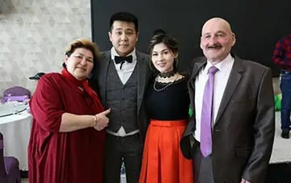 俄羅斯美女倒追中國窮小夥，不要彩禮也要嫁，沒車沒房仍幸福至今