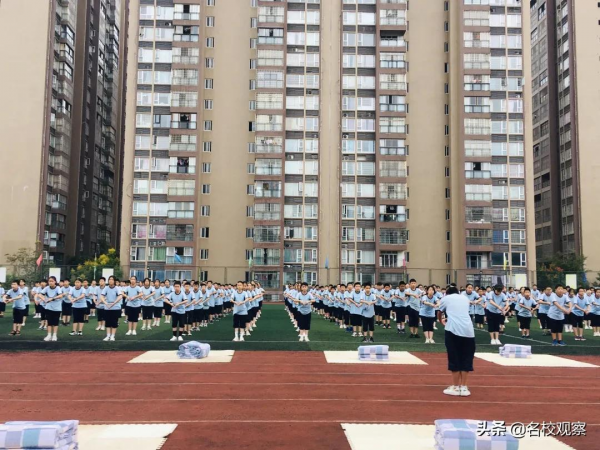 武勝超前，300餘名新生集結綠茵場，氣宇軒昂，激情飛揚