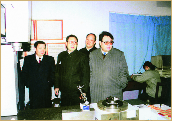 他辭掉教師工作去當工人，後來成為河南省省長，河南人民至今沒忘