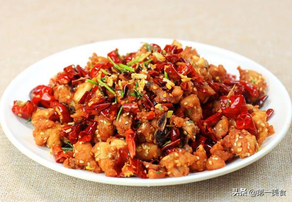 香辣雞塊怎麼做才好吃，原來選用辣椒有講究，廚師長詳細講解做法