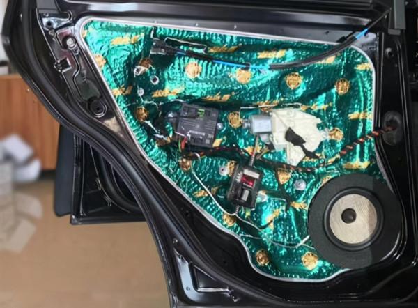 賓士GLK300音響改裝勁浪兩分頻,發燒改裝提升聽音快感 賓士GLK300音響改裝勁浪兩分頻,發燒改裝提升聽音快感