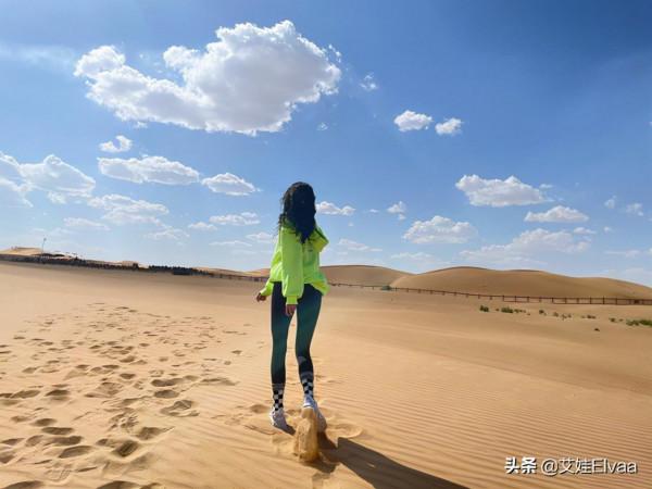 皮褲終結者！關曉彤穿黑皮褲走機場滿是“褶皺”，大小腿肌肉明顯