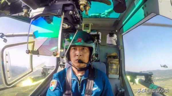 陸航藍再見,直-10飛行員換裝新飛行服,但自衛火力仍是5.8mm手槍 陸航藍再見,直-10飛行員換裝新飛行服,但自衛火力仍是5.8mm手槍