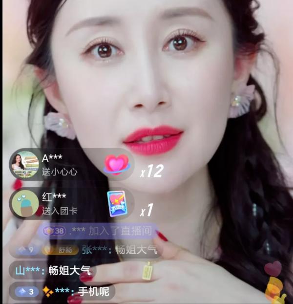 從演員轉行做主播，33歲舒暢帶貨排名位居榜首，她是怎麼做到的？