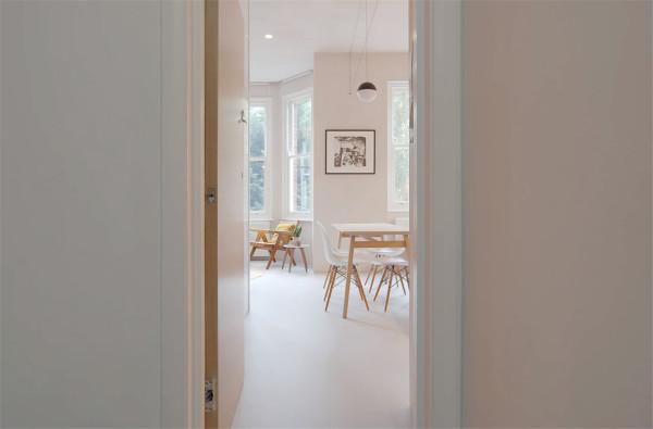 他翻新29㎡蝸居：拆掉隔斷做全開放空間，利用3米4層高做夾層臥室