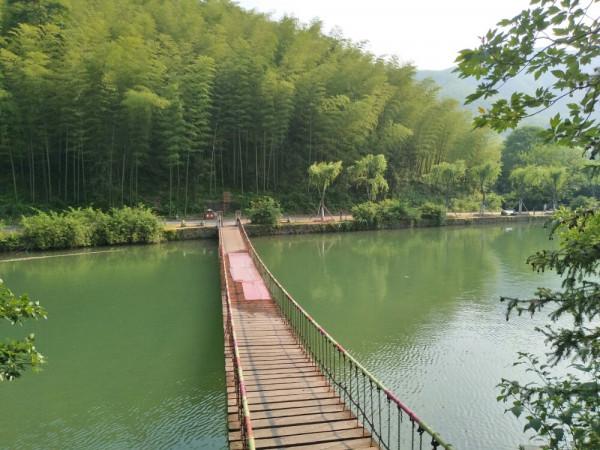 無錫第一大縣級市，總面積約2000平方千米，經濟發達景點多