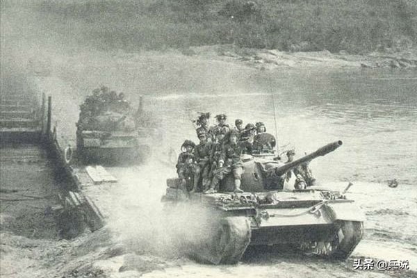 解放軍坦克閃擊越南，撞碎巨石開路，吳忠感慨：這是撞出來的路