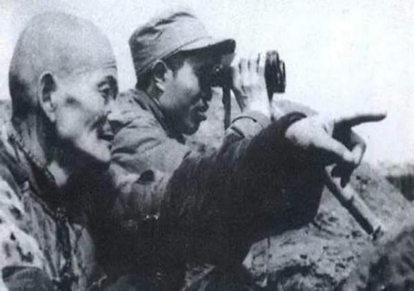 皮定均去前線視察，班長以為他是個伙伕，和他一起罵皮定均