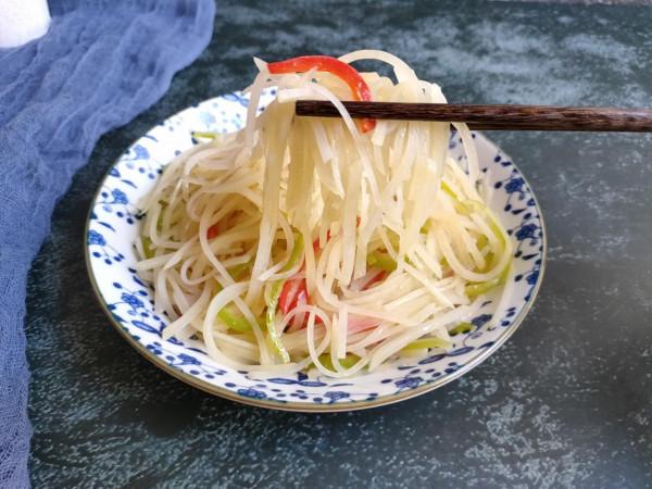 炒土豆絲，什麼時候放醋是關鍵點，不少人搞錯了，難怪不脆不好吃