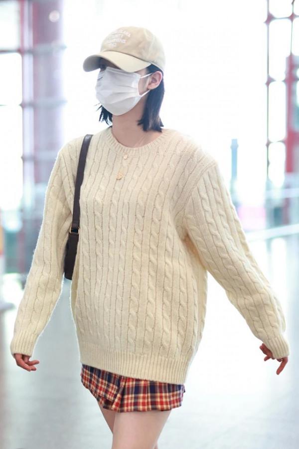 歐陽娜娜開始穿毛衣了，“上冷下熱”穿法夠個性，造型時髦又搶眼